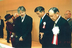 ハワイ日系人歴史絵巻を秋篠宮様と紀子様に説明する北條楽只(中央)